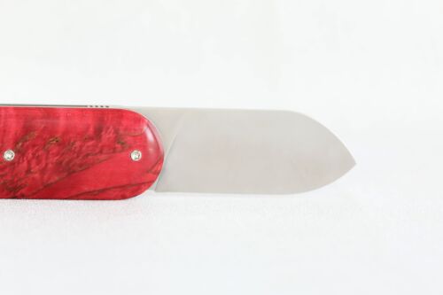 Gravure personnalisée sur couteau Le Cerbère, manche en bouleau madré rouge
