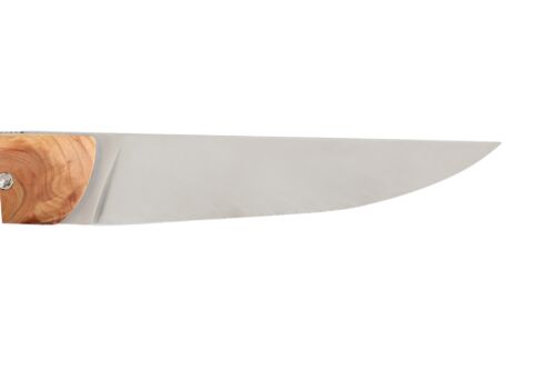 Zoom sur le manche artisanal mêlant pierre de lave et genévrier, couteau Le Thiers