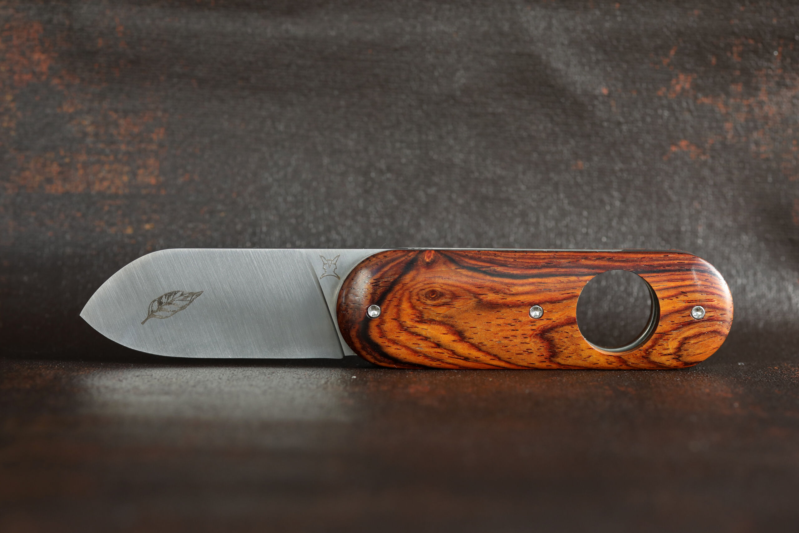 Cerbère coupe-cigare en cocobolo avec gravure feuille de cigare