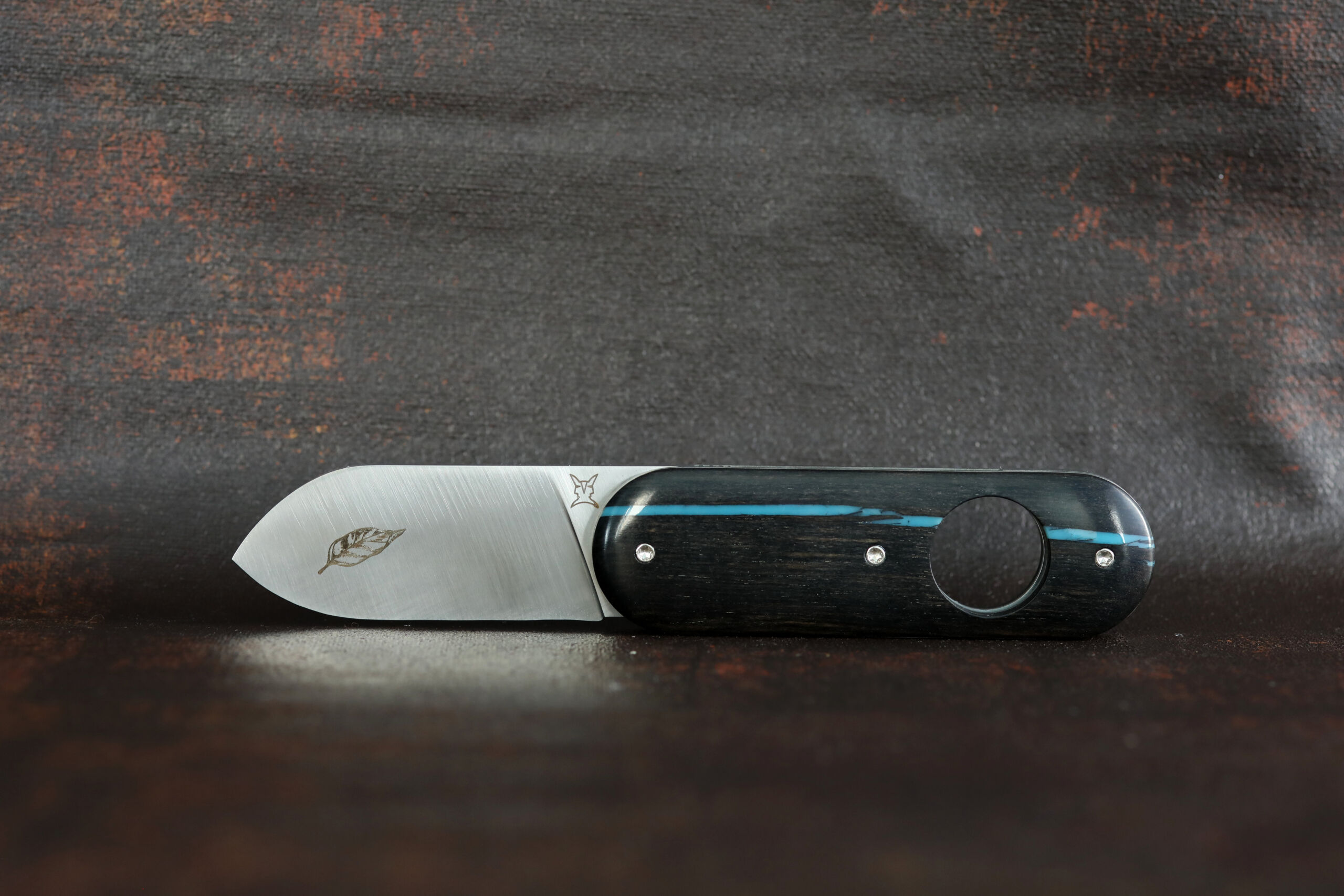 Coupe-cigare manche ébène et résine bleue – vue avant