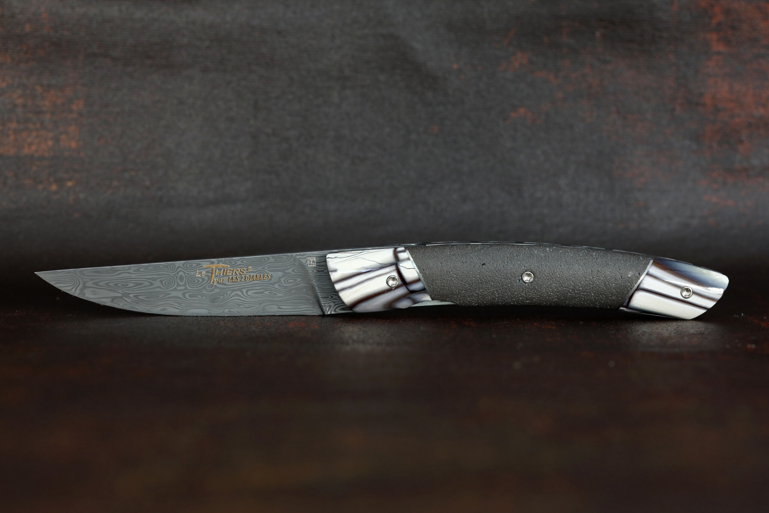 thiers liner lock pierre de lave et pulpe de mammouth vue droite