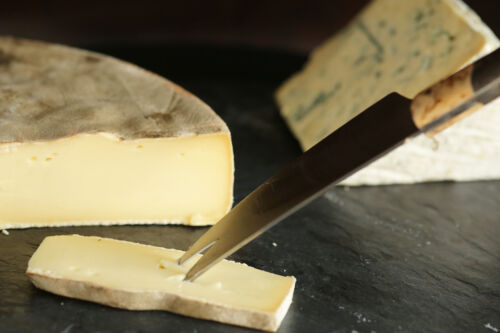 Détail du manche en pierre de lave et genevrier– couteau à fromage Le Thiers