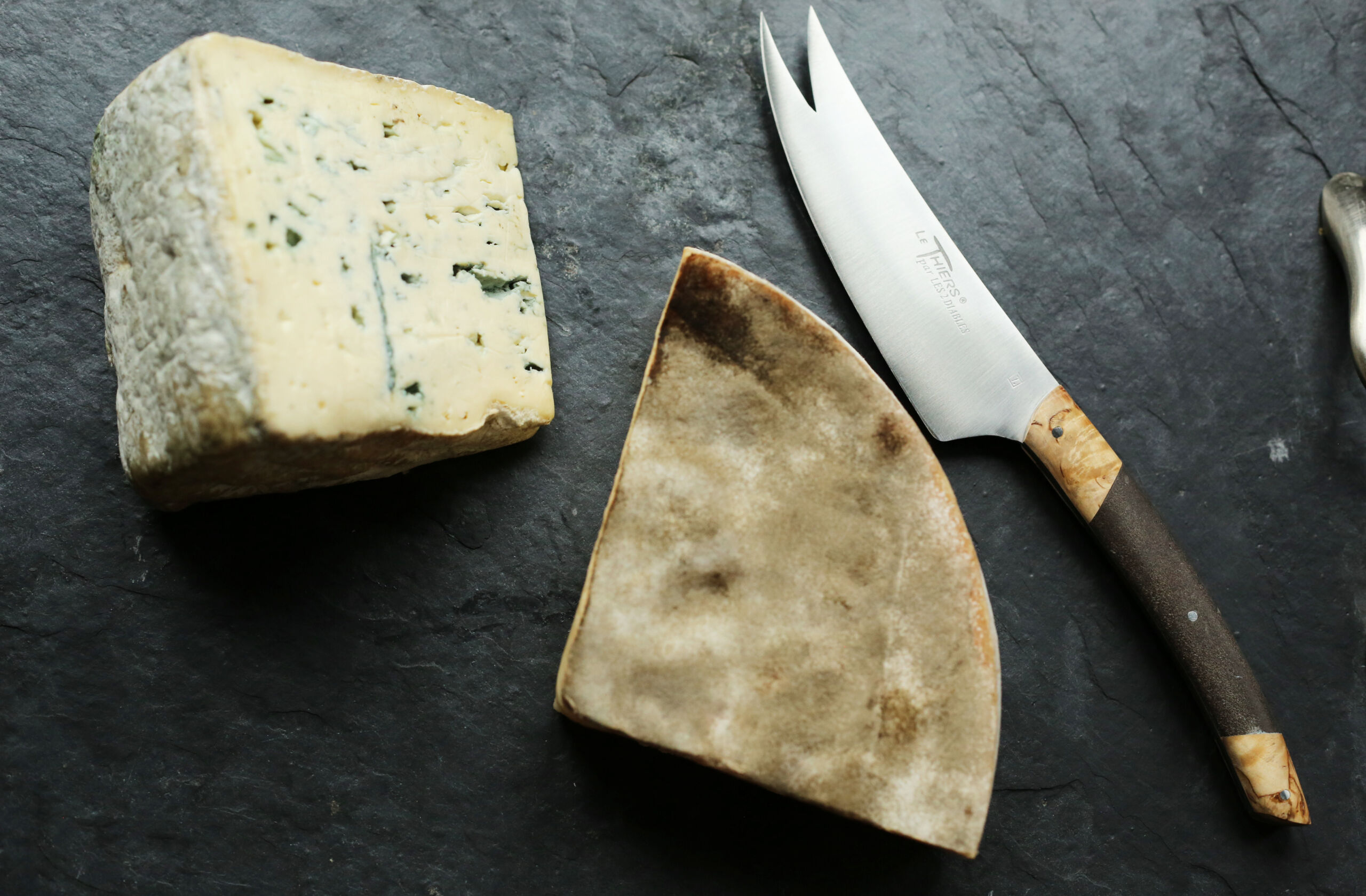 Couteau à fromage Le Thiers en pierre de lave et olivier en situation sur table