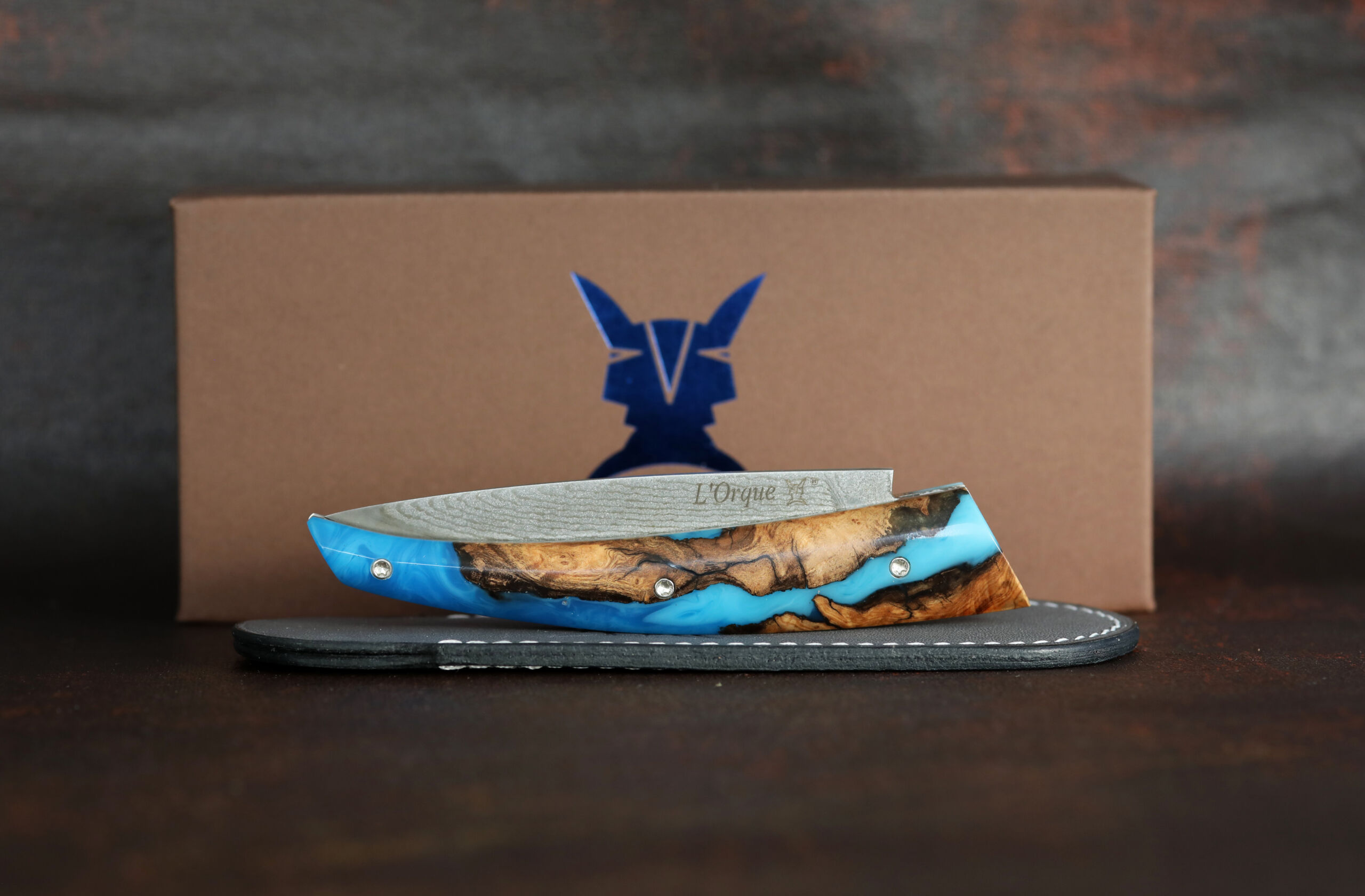 L’Orque Couteau pliant manche hybride loupe d’olivier résine bleu lame VG10 – Image 8