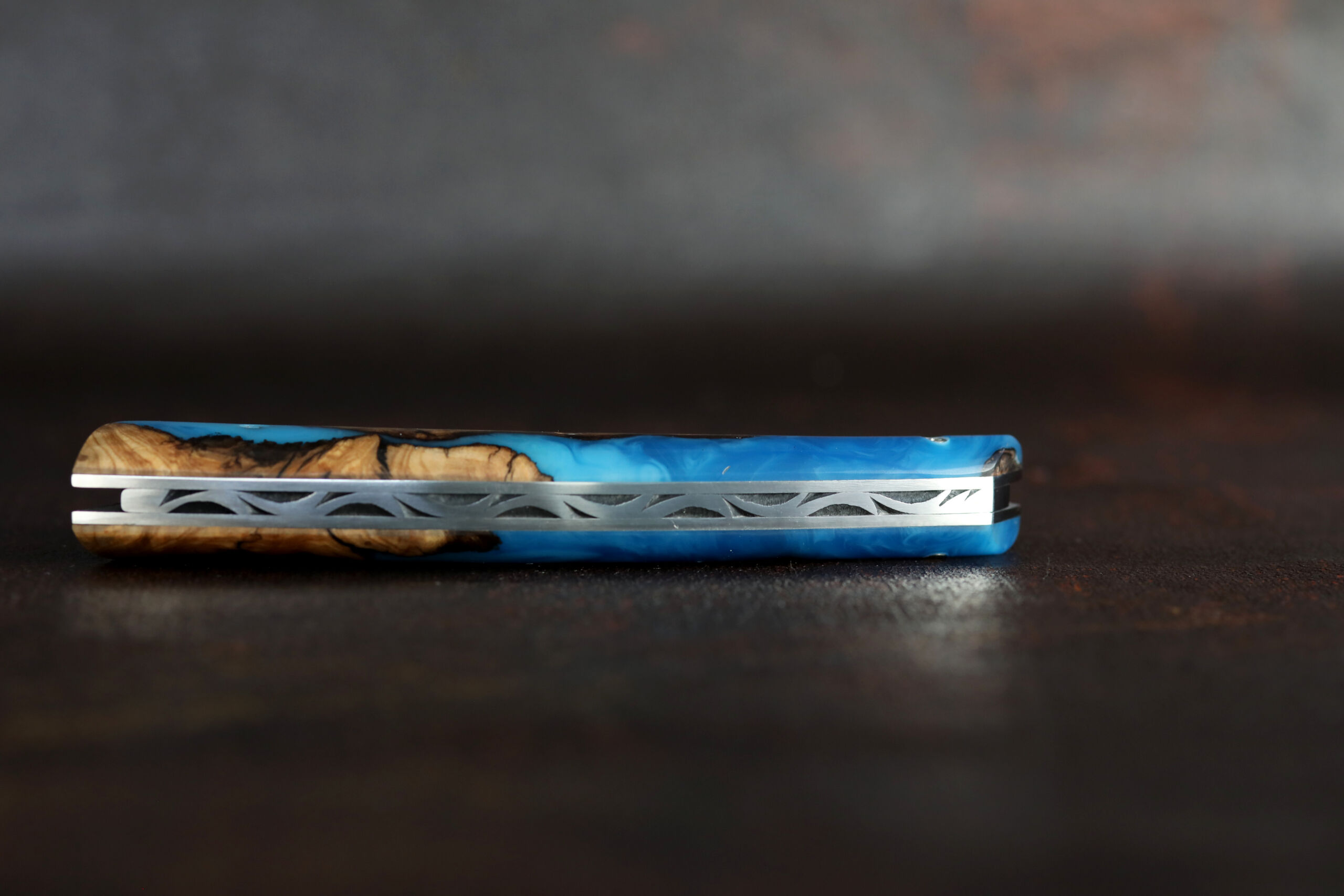 L’Orque Couteau pliant manche hybride loupe d’olivier résine bleu lame VG10 – Image 5