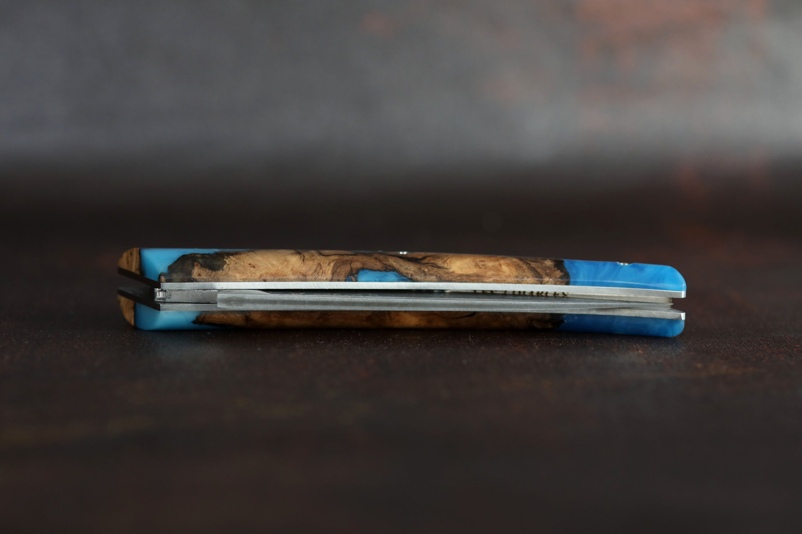 L’Orque Couteau pliant manche hybride loupe d’olivier résine bleu lame VG10 – Image 6