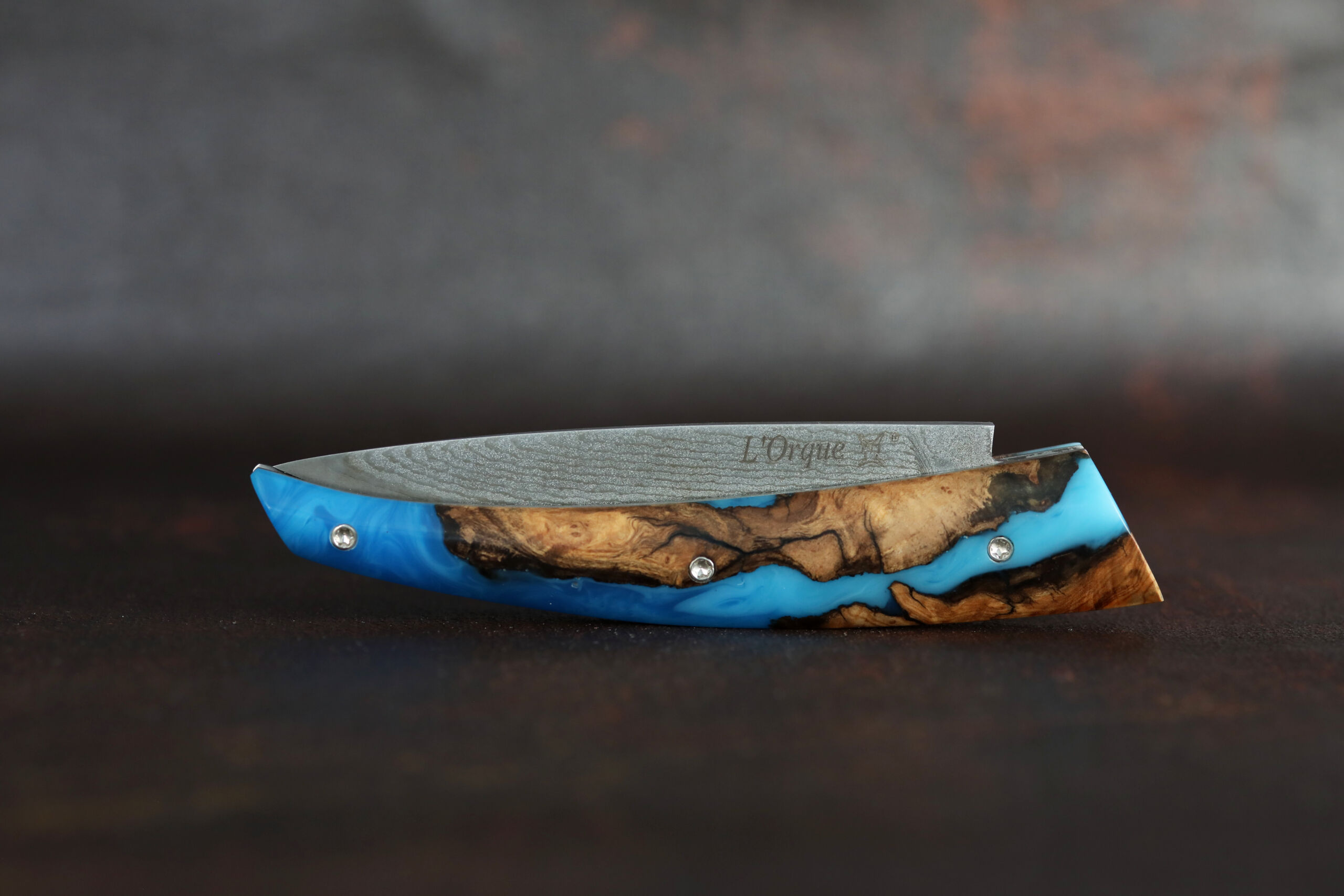 Détail du manche hybride loupe d’olivier et résine bleue