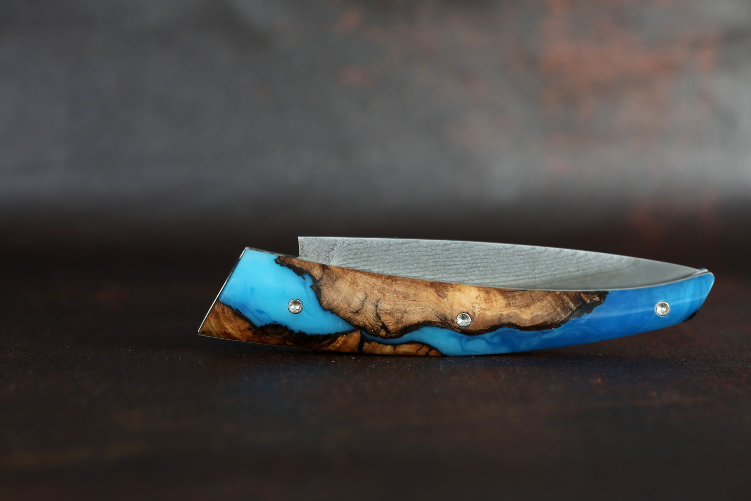 L’Orque Couteau pliant manche hybride loupe d’olivier résine bleu lame VG10 – Image 4