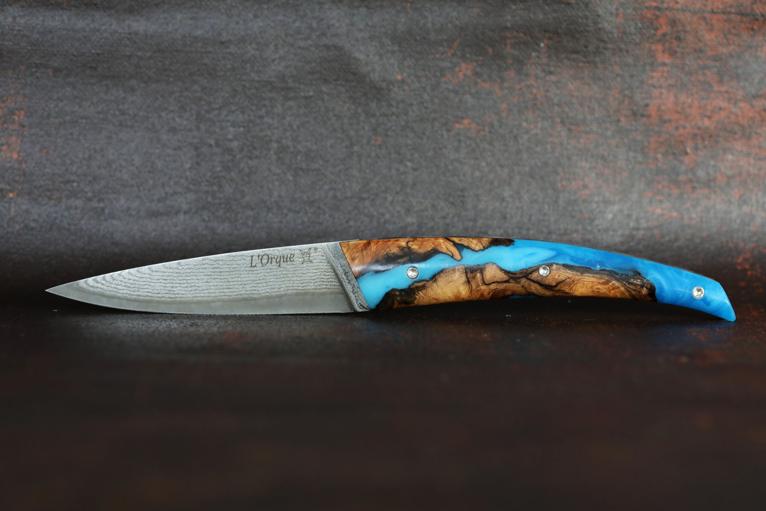 Couteau L’Orque fermé – manche loupe d’olivier et résine bleue