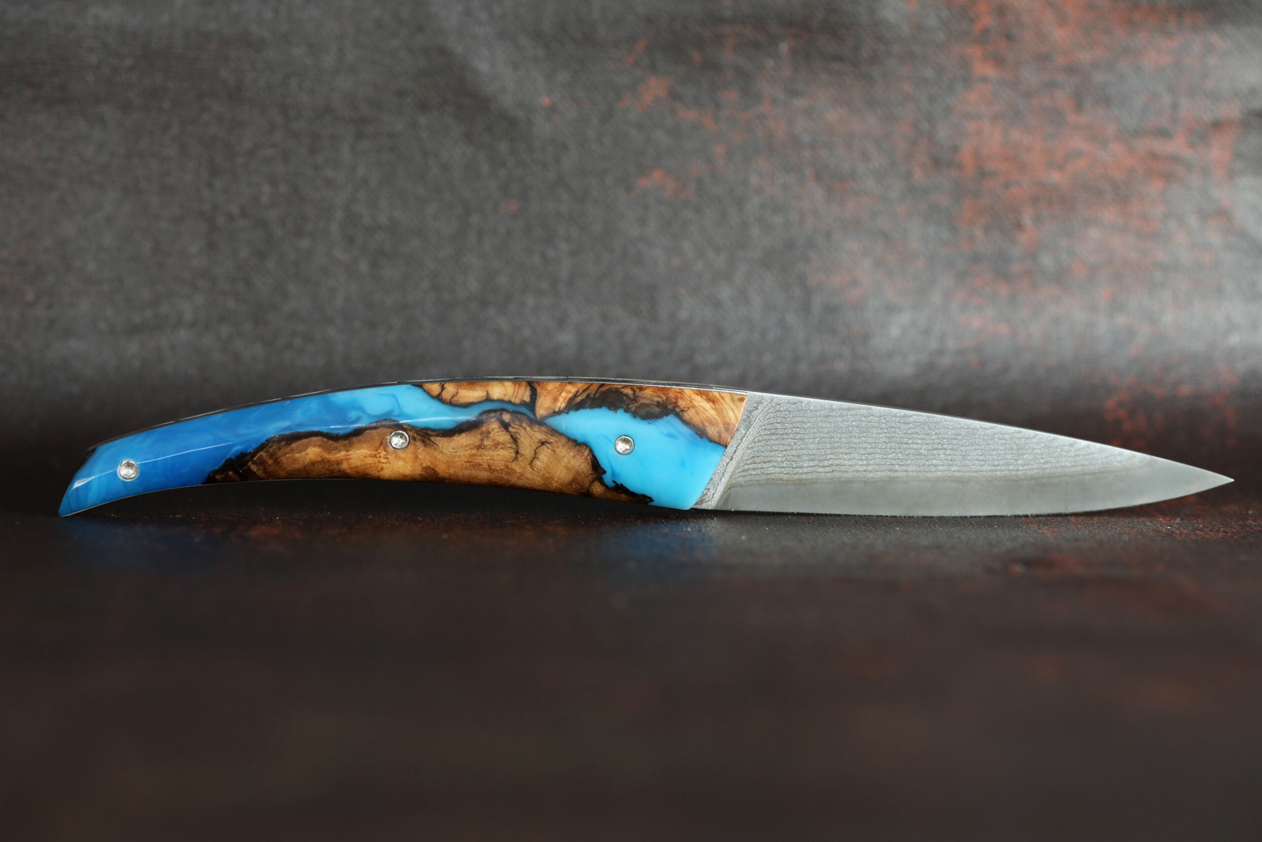 L’Orque ouvert – lame VG10, profil côté loupe d’olivier