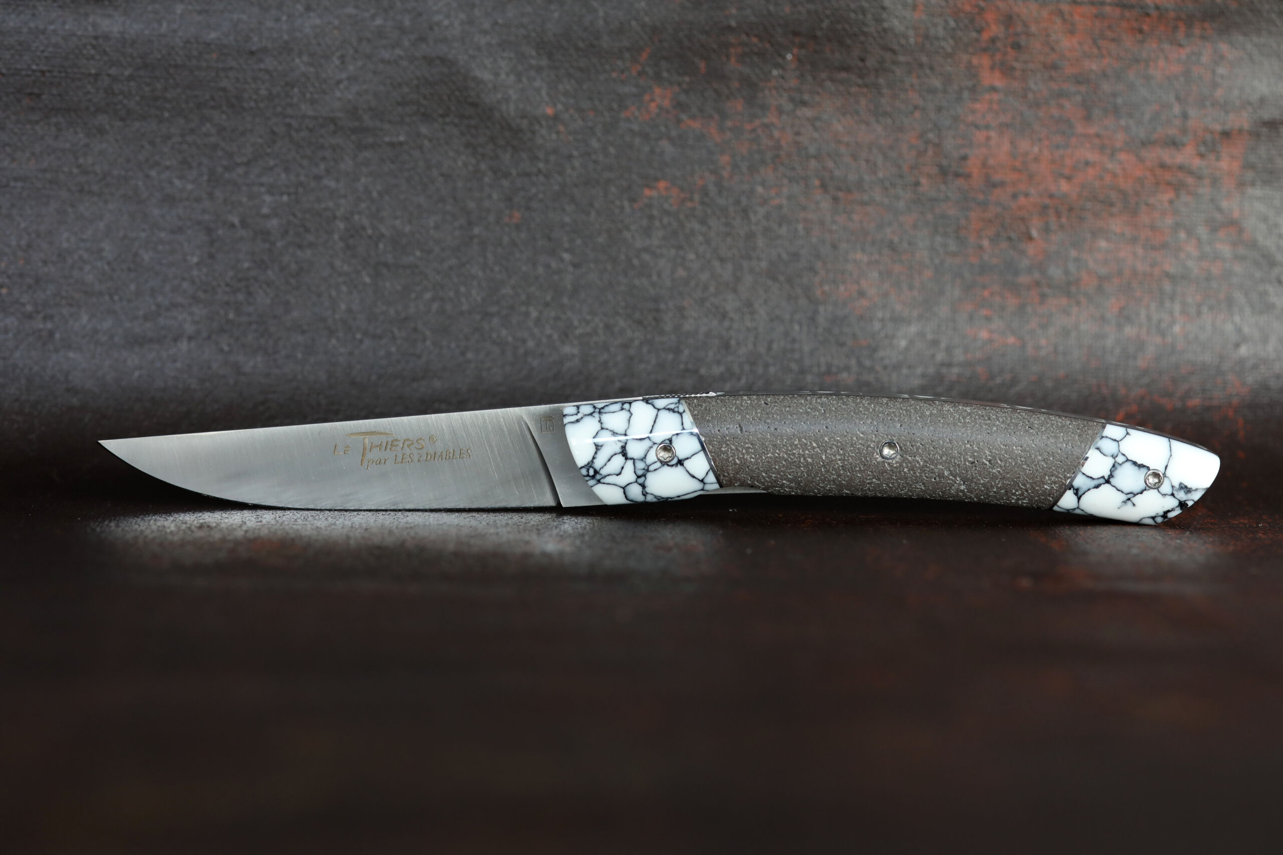 Couteau THIERS Liner Lock ouvert recto – pierre de lave, mitres howlite, liserés ino