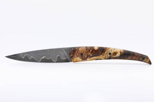 Couteau Orca pliant front flipper ouvert, lame damas sandwich forgée par Anthony Pothier, manche en loupe de marronnier stabilisée — Atelier Les 2 Diables