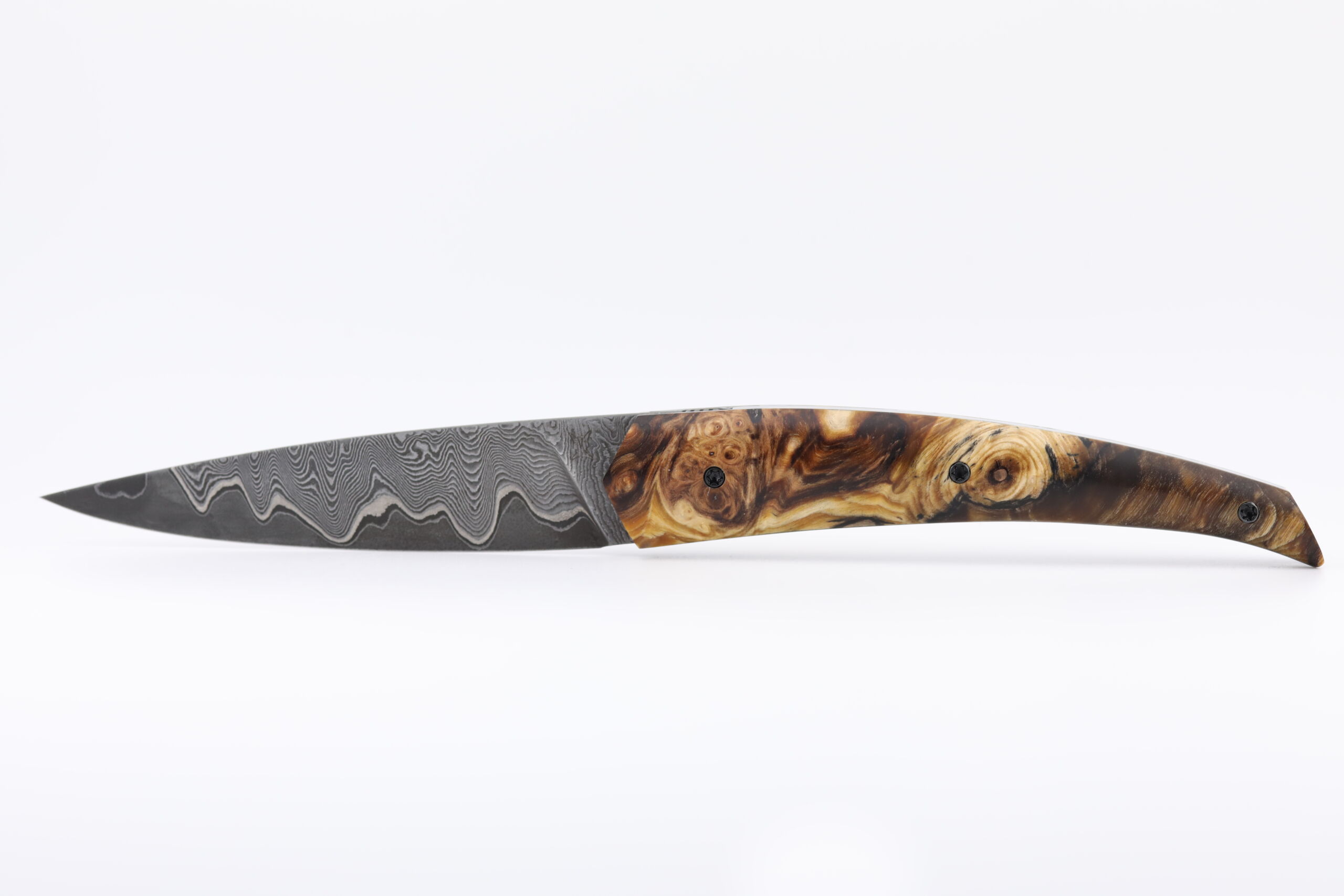 Couteau Orca pliant front flipper ouvert, lame damas sandwich forgée par Anthony Pothier, manche en loupe de marronnier stabilisée — Atelier Les 2 Diables