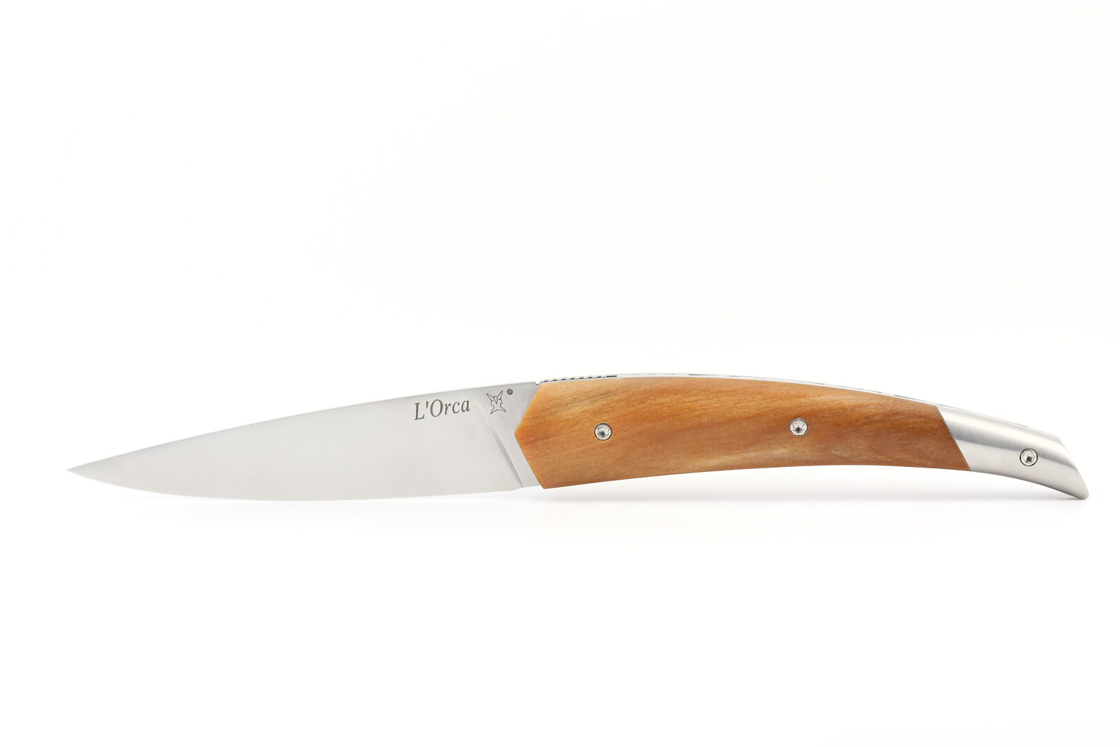 Couteau Orca Silver ouvert en gingko stabilisé avec mitre arrière en inox – vue de face
