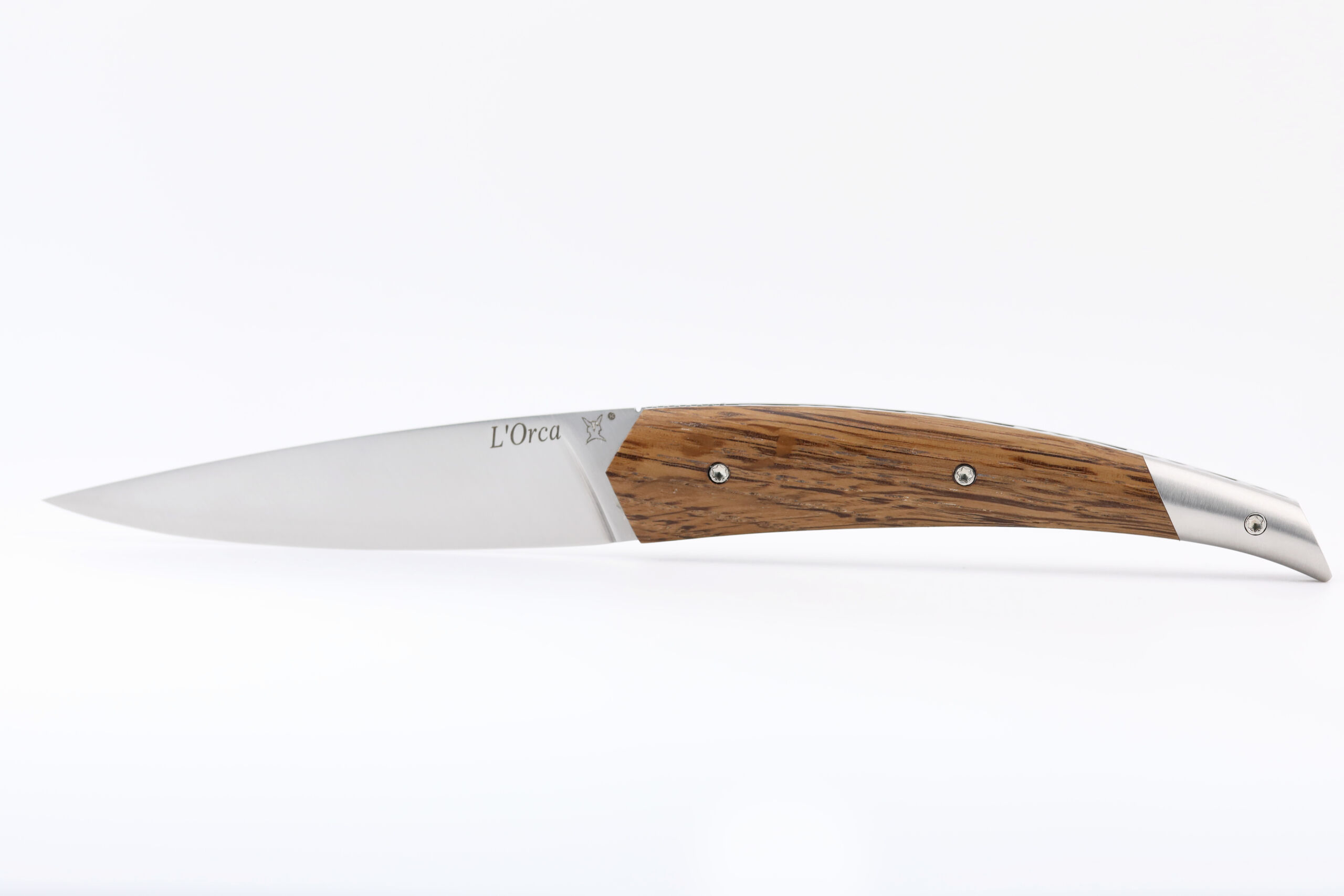 L'Orca Silver ouvert en chêne des marais avec mitre arrière en inox – vue de face
