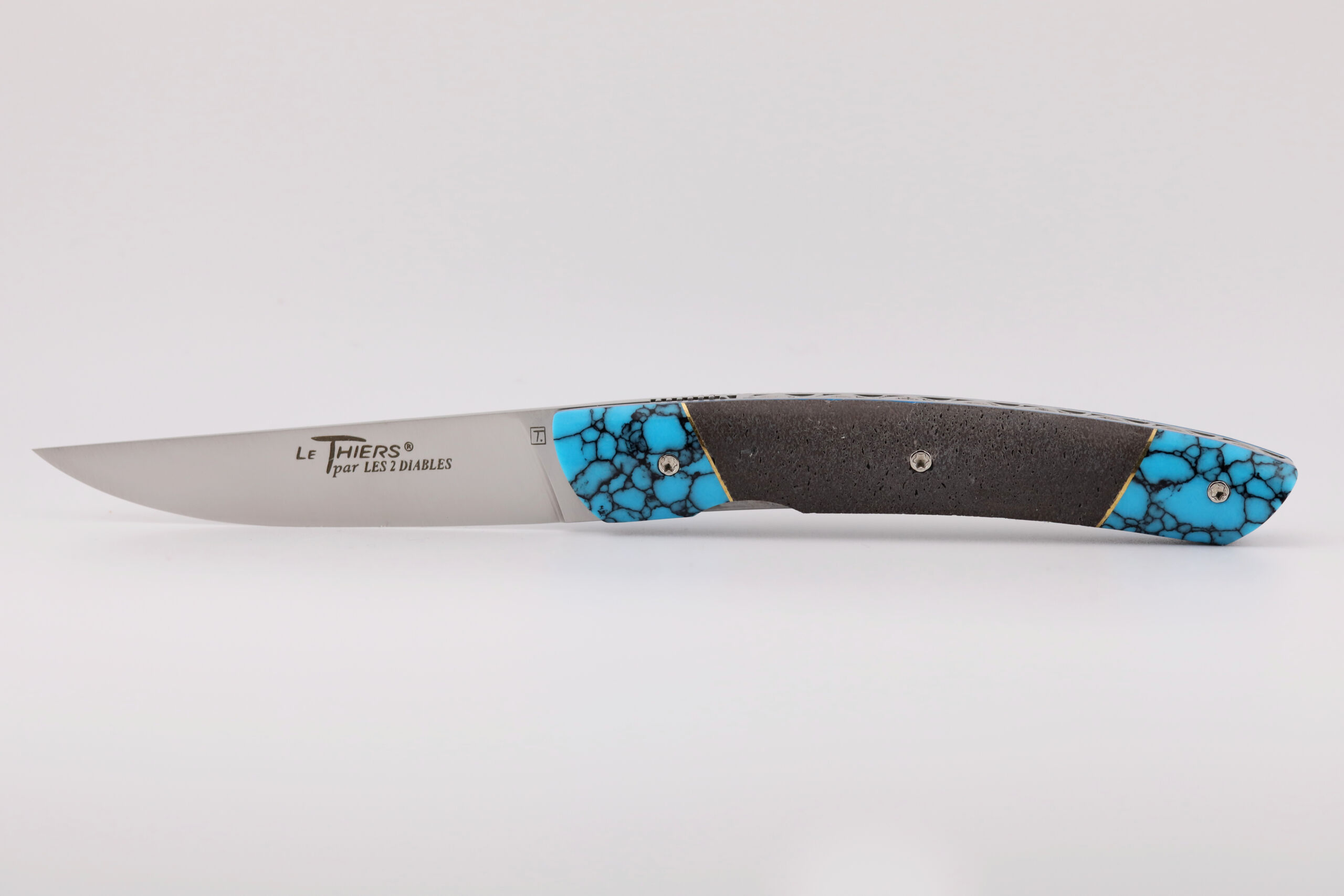 Le Thiers® Liner Lock en pierre de lave et turquoise noire – vue de face, couteau artisanal français