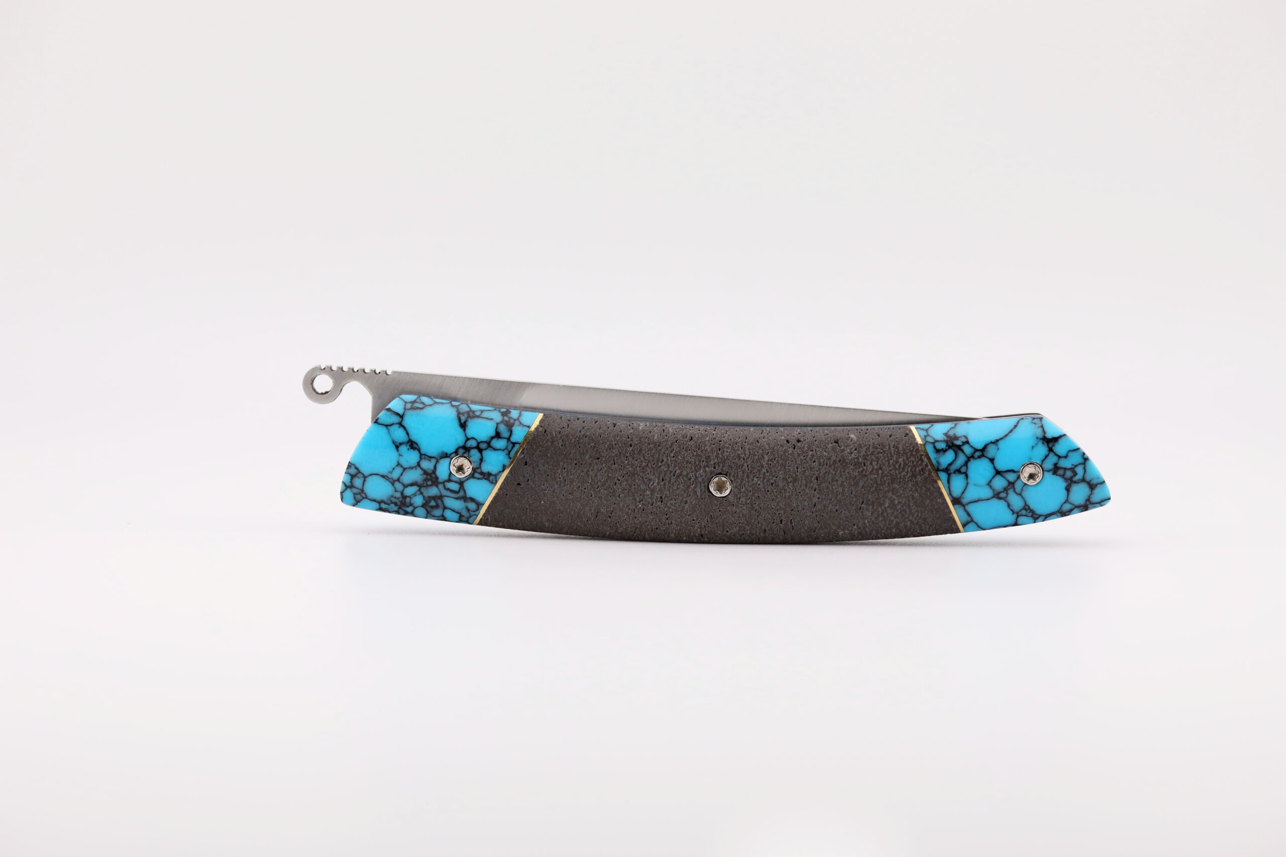Vue arrière du Thiers® Liner Lock fermé en lave et pierre reconstituée turquoise noire