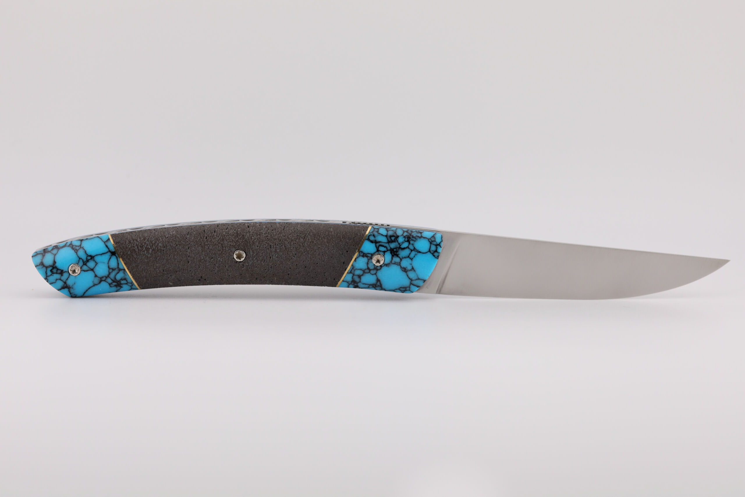 Le Thiers® Liner Lock avec manche en lave, turquoise noire et liserés en laiton – vue arrière