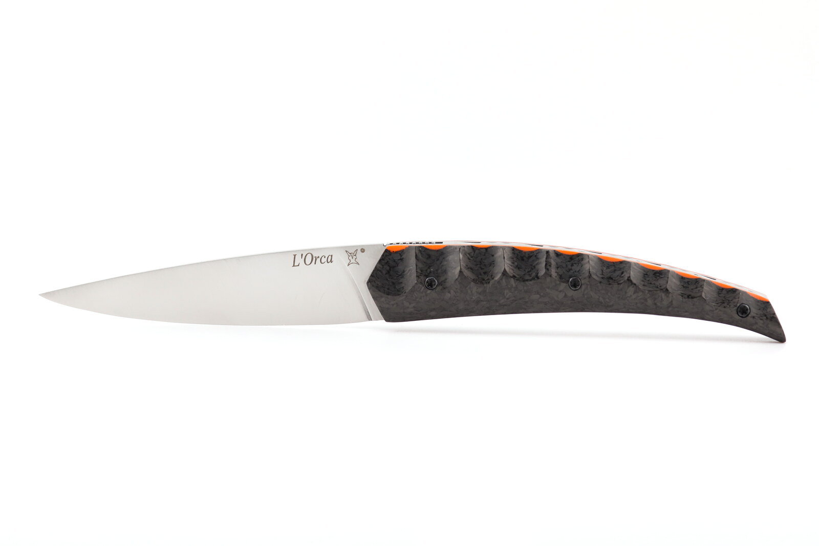 L'Orca Squelette ouvert en carbone forgé et G10 orange – vue de face