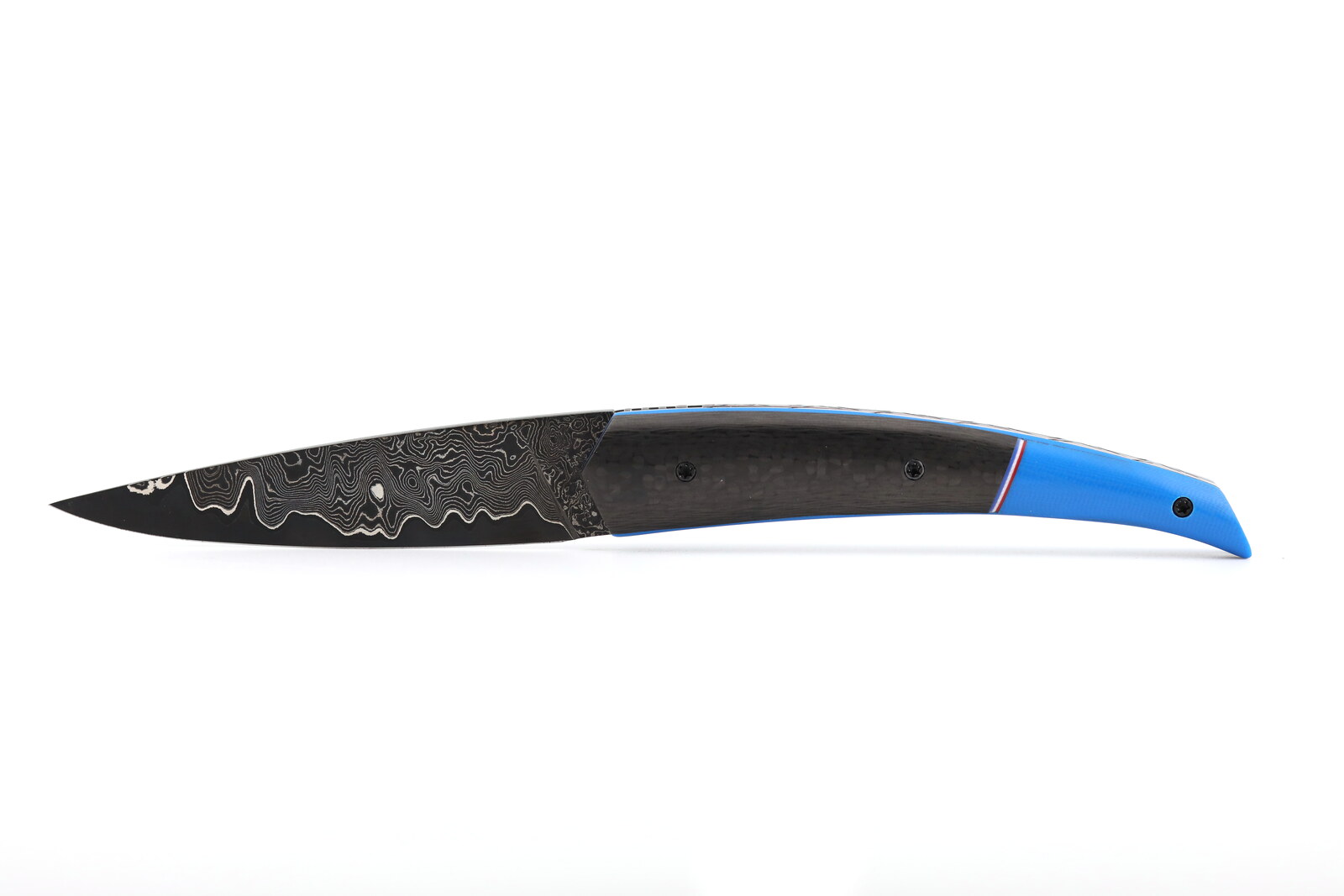 Couteau Le Trajectoire ouvert, lame damas sandwich et manche fibre de carbone et bleu – vue de face